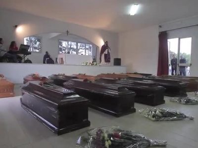 Lampedusa, politici assenti ai funerali delle 13 donne morte nel naufragio