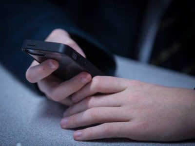 “Venite, il babbo picchia la mamma”: a 10 anni fa arrestare il padre