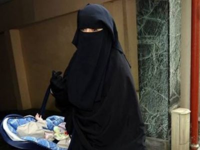 Le donne afghane dovranno indossare “abaya” e “niqab”