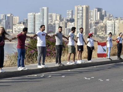 Libano, catena umana di 170 km per manifestare contro il governo