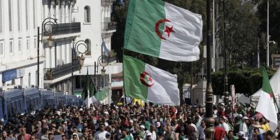 Algeri, corteo manifestanti disperso con la for...