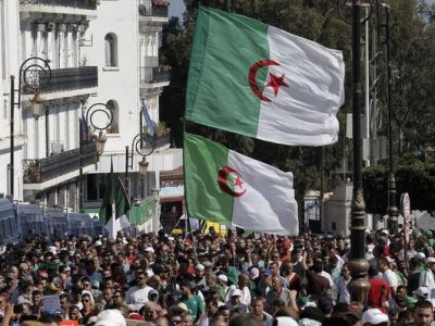 Algeri, corteo manifestanti disperso con la forza dalla polizia