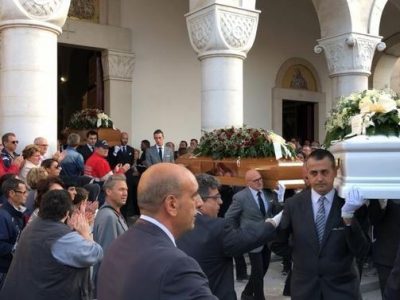 Orta Nova, bagno di folla alle esequie delle vittime della strage