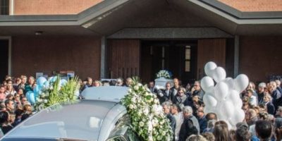 Milano, commozione al funerale del bimbo di 5 a...