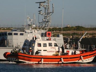 Motovedette italiane salvano 290 migranti: Malta disposta ad accoglierli