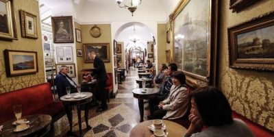 Roma, lo storico caffè Greco di via Condotti ch...