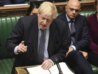 Brexit, il Parlamento approva il rinvio, Johnson resiste: niente proroghe