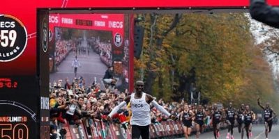 Kipchoge, maratona sotto le 2 ore, ma il record...