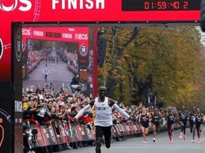 Kipchoge, maratona sotto le 2 ore, ma il record non vale