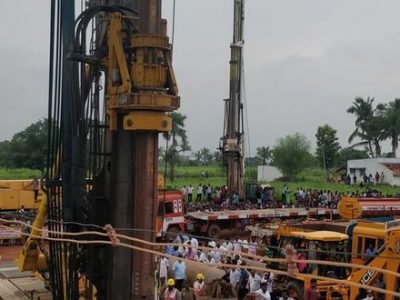 In India, bimbo di 2 anni cade in un pozzo: lotta contro il tempo per salvarlo