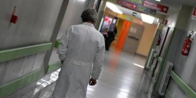 Va a partorire in ospedale, ma la rimandano a c...