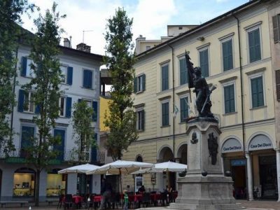 Quindicenne sfregiata senza motivo in centro a Varese