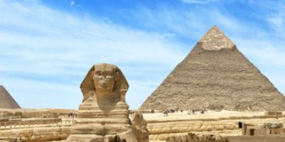 Turista in manette dopo aver scalato la piramid...