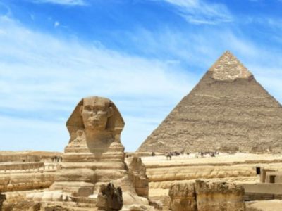 Turista in manette dopo aver scalato la piramide di Cheope