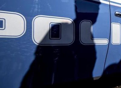 Cecina, drogato e ubriaco aggredisce e ferisce due poliziotti