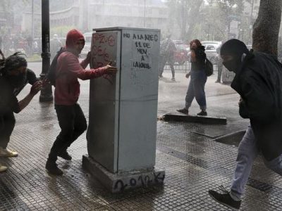Cile: sale a 11 il bilancio delle vittime, quasi 1500 gli arresti