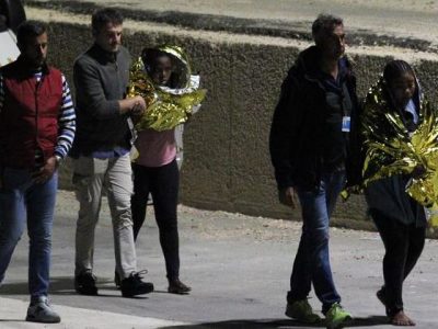 Naufragio a Lampedusa, recuperati 13 corpi, ancora dispersi 8 bambini
