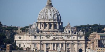 San Pietro, parti di soffitto cadono durante la...
