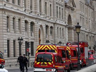 Strage al commissariato di Parigi: funzionario disabile uccide 4 persone