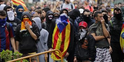 Sale la tensione in Catalogna: arrestati tre ma...