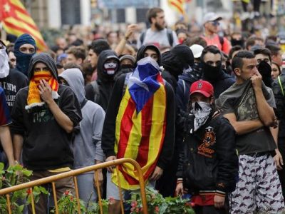 Sale la tensione in Catalogna: arrestati tre manifestanti