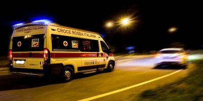 Perde il controllo dell’auto e si schiant...