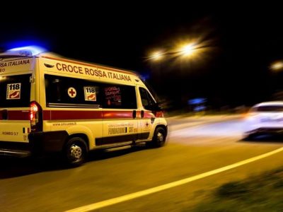 Perde il controllo dell’auto e si schianta contro il guard rail, 4 morti e un ferito