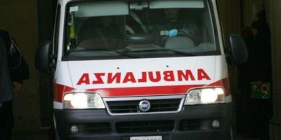 Auto contromano investe un pedone e danneggia v...