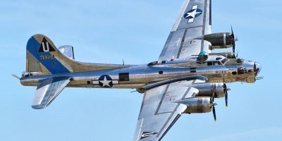 Usa, si schianta un vecchio bombardiere B-17, s...
