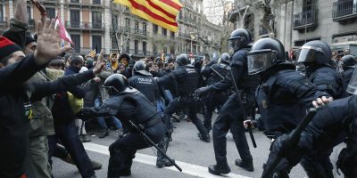 Ancora violenti scontri a Barcellona dopo le co...