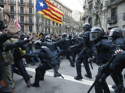 Ancora violenti scontri a Barcellona dopo le condanne ai leader separatisti