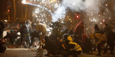 Continuano gli scontri a Barcellona fra barrica...