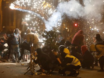 Continuano gli scontri a Barcellona fra barricate e fuochi