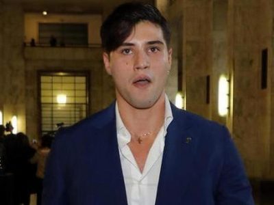 Indagato Niccolò Bettarini, avrebbe diffamato il  suo ex legale