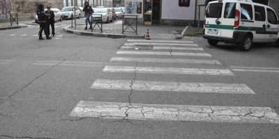 Anziana inciampa in un tombino sconnesso batte ...