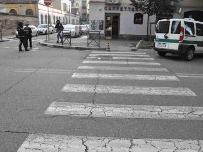 Anziana inciampa in un tombino sconnesso batte la testa e muore