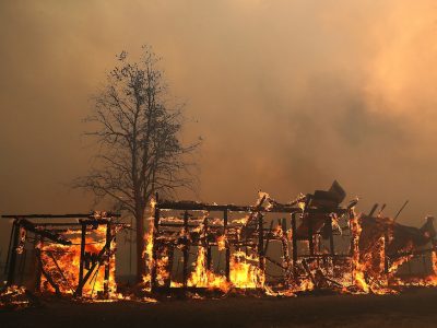 La California sotto scacco per i forti incendi e il blackout della PG&E