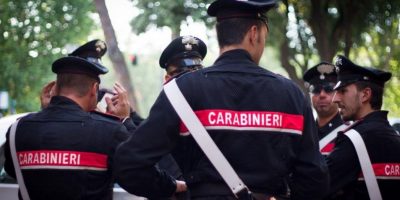 Carabinieri si fingono turisti e arrestano un r...