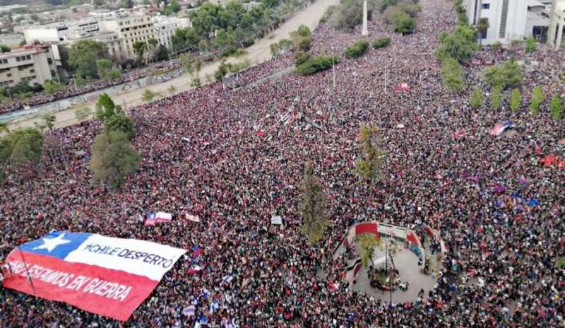 Chile, un millón de personas salieron a las calles a protestar
