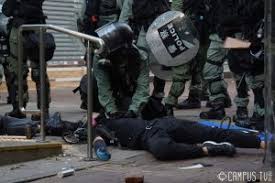 Grave il dimostrante colpito da un proiettile a...