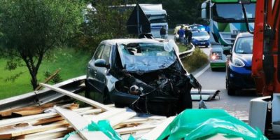Carico del Tir cade su un’auto: ragazzo m...