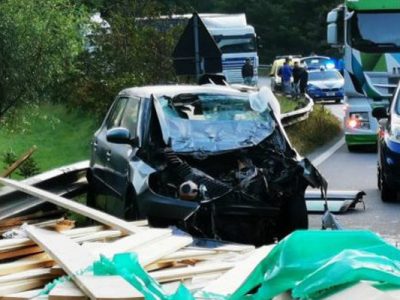 Carico del Tir cade su un’auto: ragazzo muore, ferita la madre