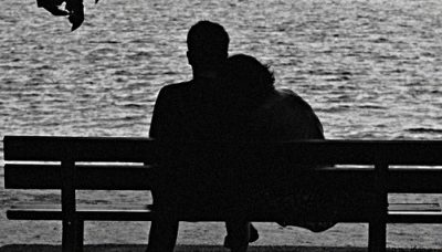 Lei perde la memoria, e lui scrive un libro sulla loro vita