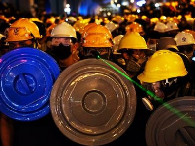 Divieto di indossare maschere alle manifestazioni