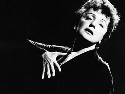 Edith Piaf, l’autrice francese della leggendaria “La Vie En Rose”
