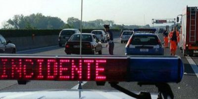 Travolti mentre soccorrono un’auto in pan...