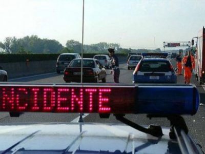 Travolti mentre soccorrono un’auto in panne, due morti
