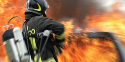 In fiamme deposito di rifiuti a Manduria vicino...