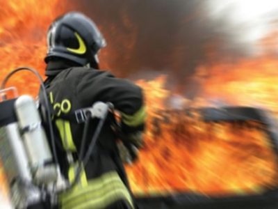 In fiamme deposito di rifiuti a Manduria vicino Taranto