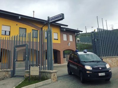 Gli trovano in casa 17 chili di marijuana e il necessario per lavorarla